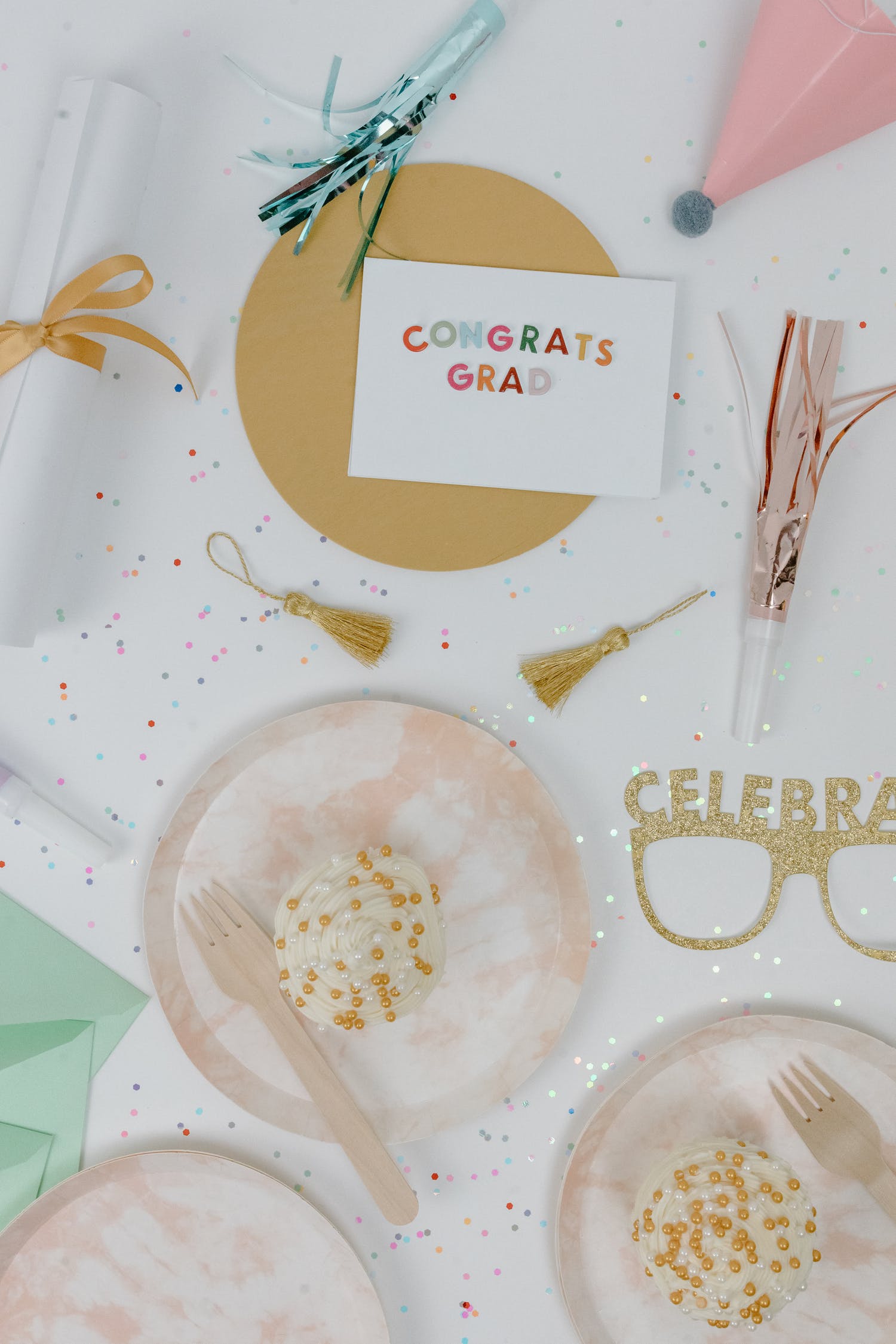 Read more about the article Best Places to Buy Graduation Party Supplies (Budget Friendly)