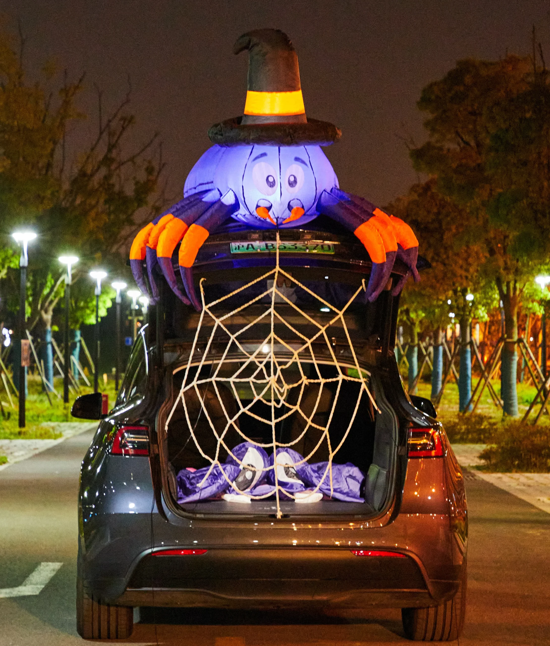 inflatable-spider-car-trunk