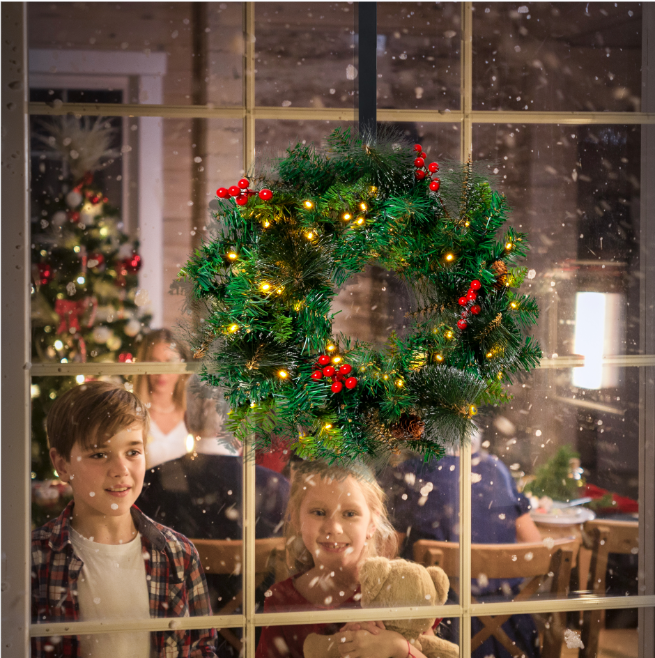 You are currently viewing 20 Christmas Window Decorations That Make Your Home Shine