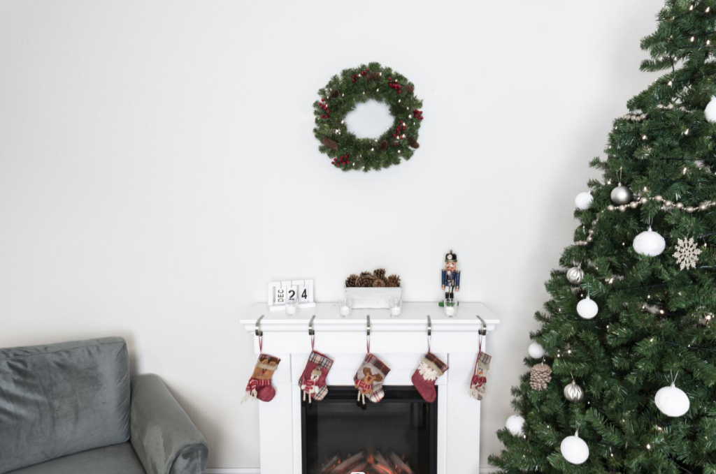 Choosing the Right Christmas Wall Decor