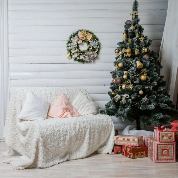 You are currently viewing When Do You Take Christmas Decor Down? A Guide to Holiday Cleanup