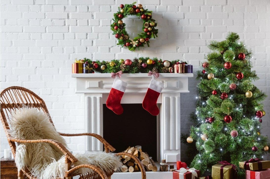 You are currently viewing 23 Super Easy Ideas for How to Decorate a Fireplace for Christmas