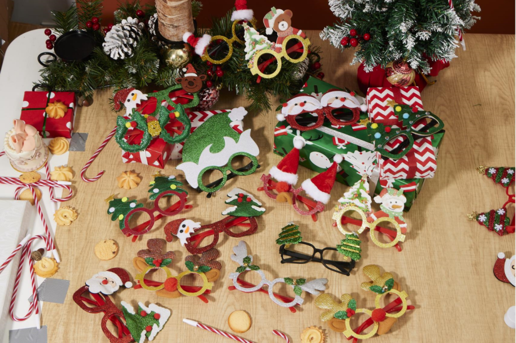 How to Hang Ornaments on Christmas Tree